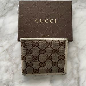 Men’s GUCCI bifold logo wallet in beige and white